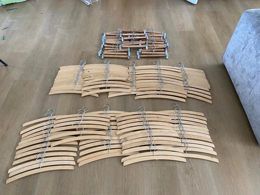 Grand ensemble de cintres et porte-pantalons en bois, Vêtements | Femmes, Cintres, Comme neuf, Bois, Adultes, Enlèvement