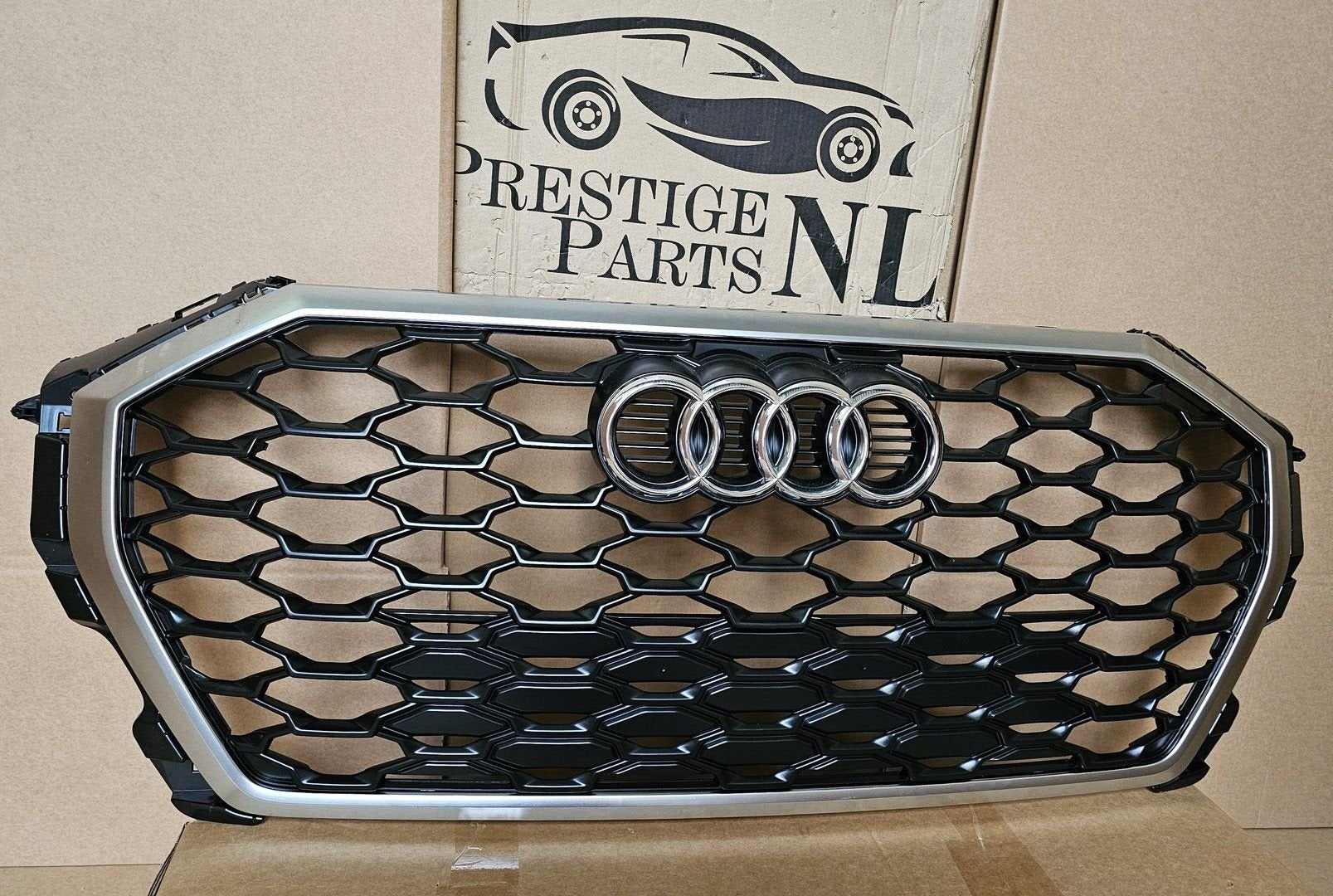 Grill Audi Q3 83A S-line Origineel Grille 83A853651 MOOI, Gebruikt, -, Voor, Bumper