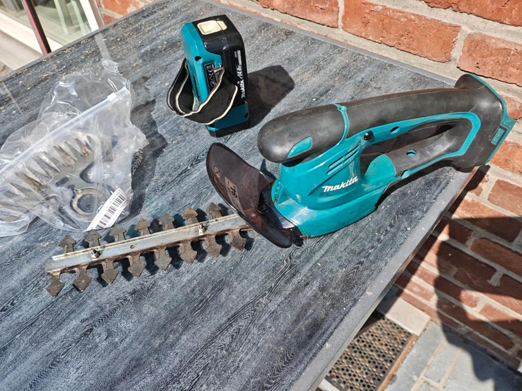 Makita grasschaar, lamp, batterij 14,4, Tuin en Terras, Ophalen, Accu