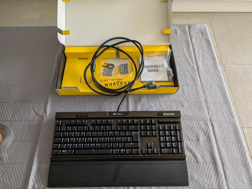 Corsair K70 RGB Low Profile AZERTY, Informatique & Logiciels, Enlèvement ou Envoi, Azerty, Comme neuf, Touches multimédia