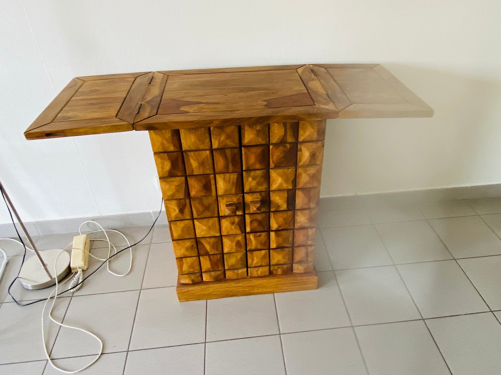 Meuble/ bar en bois massif exotique, Enlèvement, Comme neuf