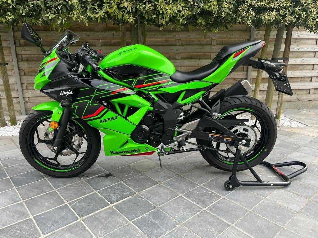 Kawasaki ninja 125cc **1800KM** 11/2023 **als nieuw !!**, Motoren, Nieuw, Bedrijf, Sport, 125 cc