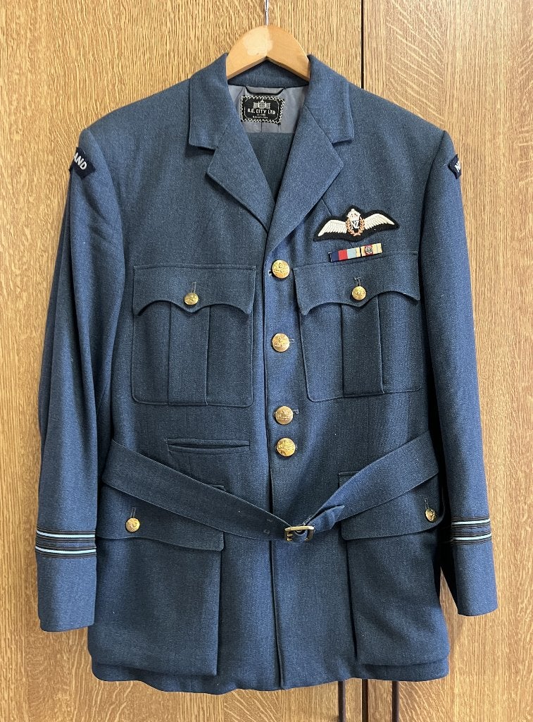 WO2? - RNZAF Flight Lieutenant Service Dress Uniform, Enlèvement ou Envoi, Armée de l'air, Vêtements ou Chaussures