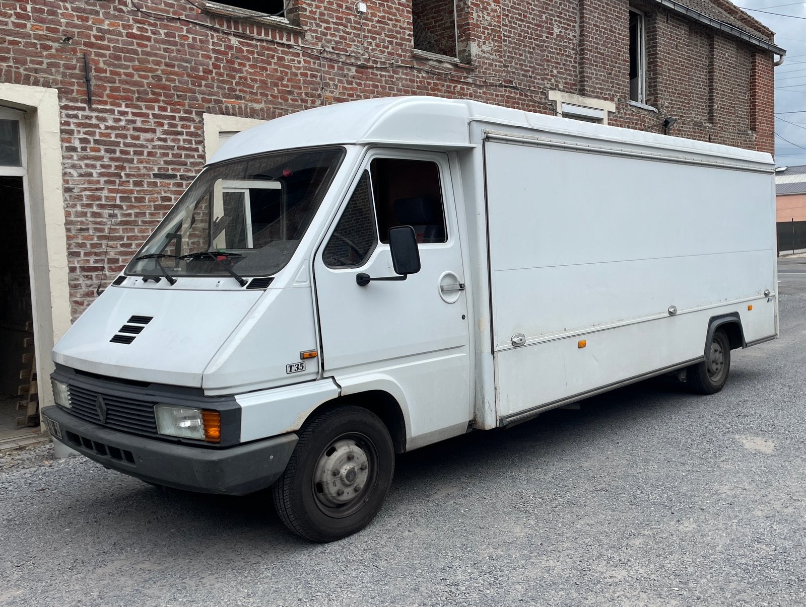 Vrachtwagen voor nutsbedrijven, Voorwielaandrijving, 4 deurs, 0 cilinders, Renault