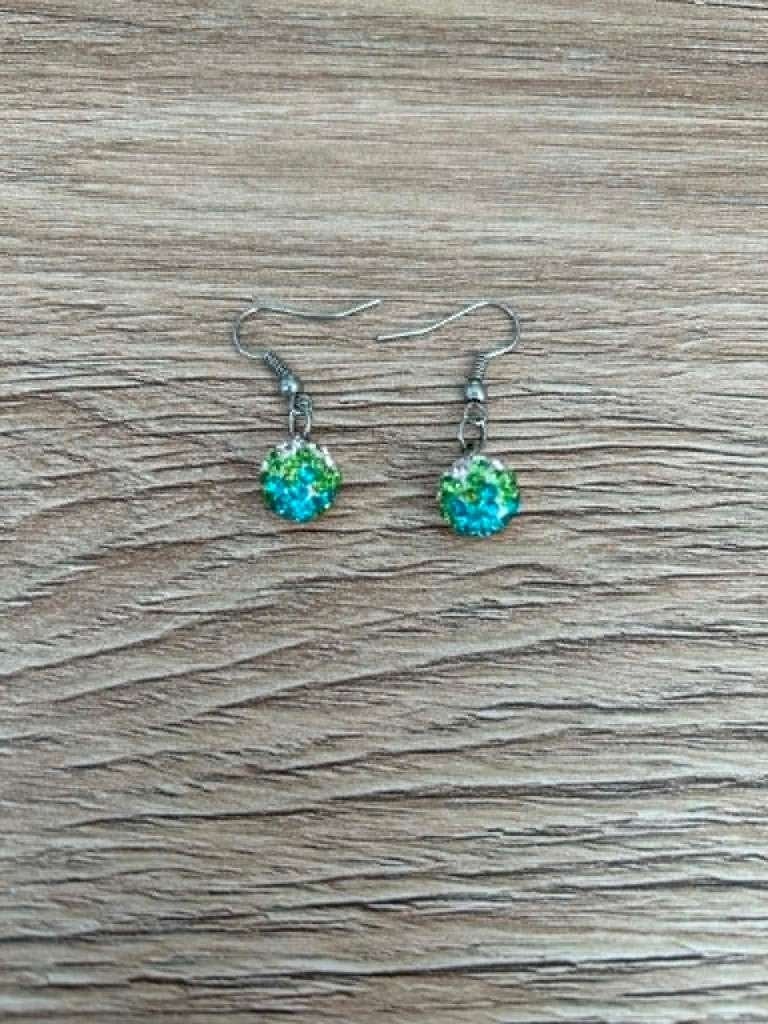 Boucle d’oreille Shamballa bleu clair et vert, Bijoux, Sacs & Beauté, Enlèvement, Comme neuf, Bleu, Pendantes