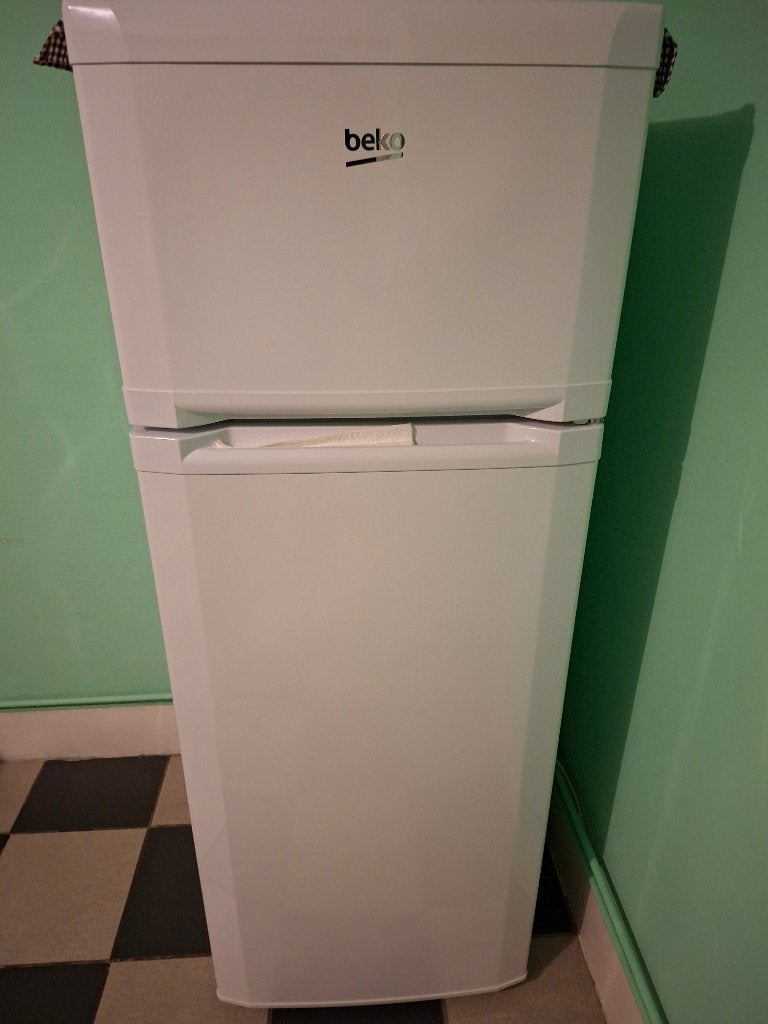 RÉFRIGÉRATEUR CONGÉLATEUR COMBINE BEKO, Electroménager, 150 à 200 litres, Enlèvement, Comme neuf