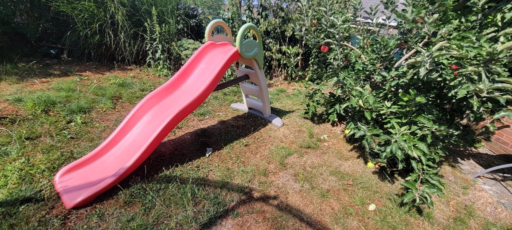 Kinder glijbaan met vernevelaar – aansluiting voor tuinslang, Kinderen en Baby's, Speelgoed | Buiten | Speeltoestellen, Ophalen