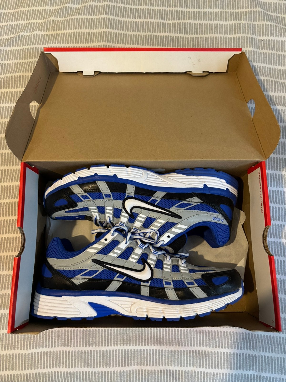 Nike P-6000 Blauw/Grijs – Maat 46 – Nieuw – Met Doos, Kleding | Heren, Schoenen, Ophalen, Blauw, Zo goed als nieuw, Sneakers