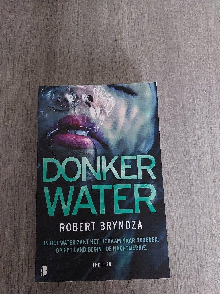 Donker water- Robert Bryndza, Boeken, Ophalen, België, Robert Bryndza, Zo goed als nieuw