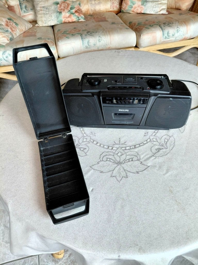 Philips draagbare radio-cassette + cassette box., Audio, Tv en Foto, Ophalen of Verzenden, Radio