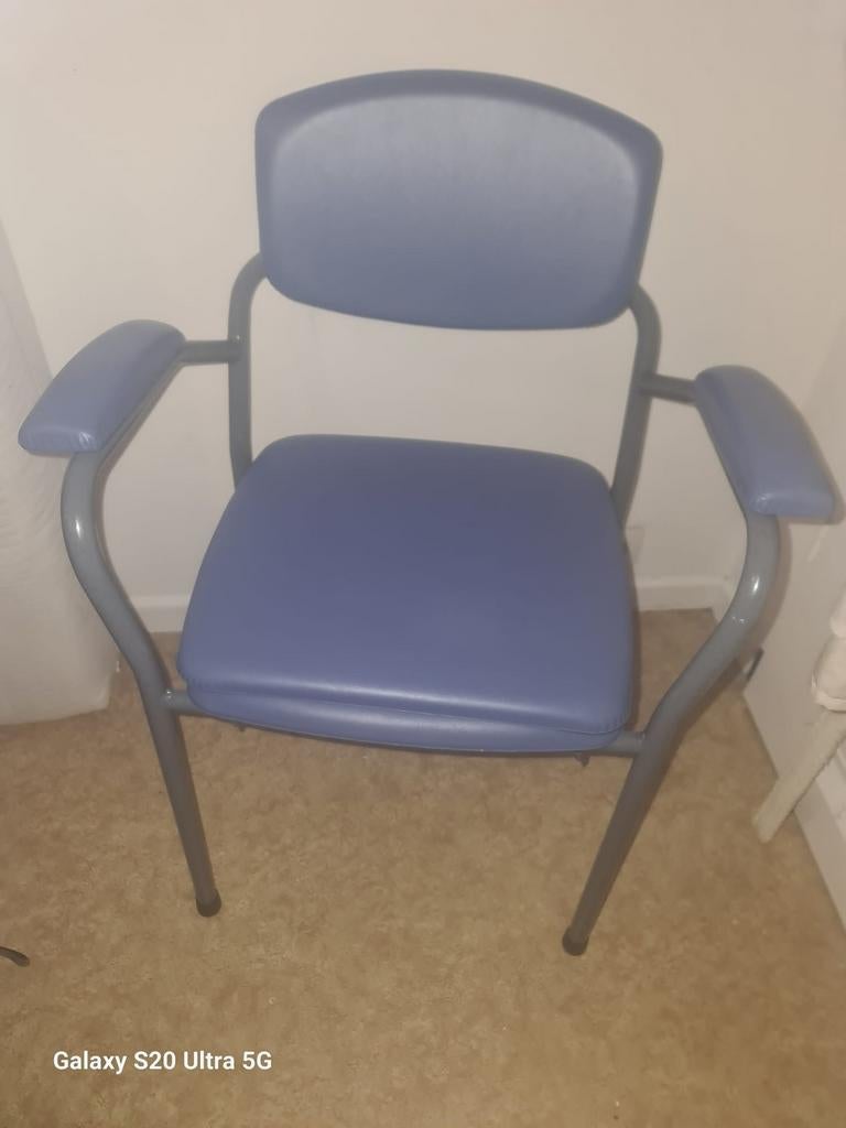 Chaise percée, Divers