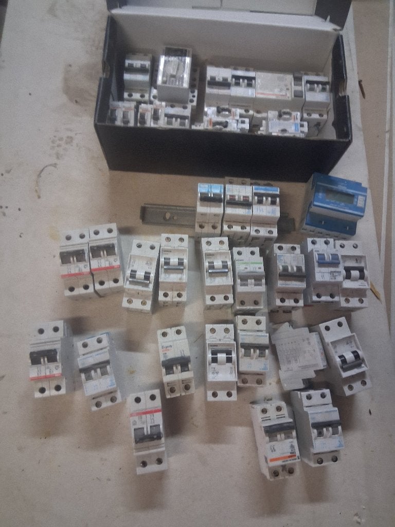 Beaucoup de fusibles., Enlèvement