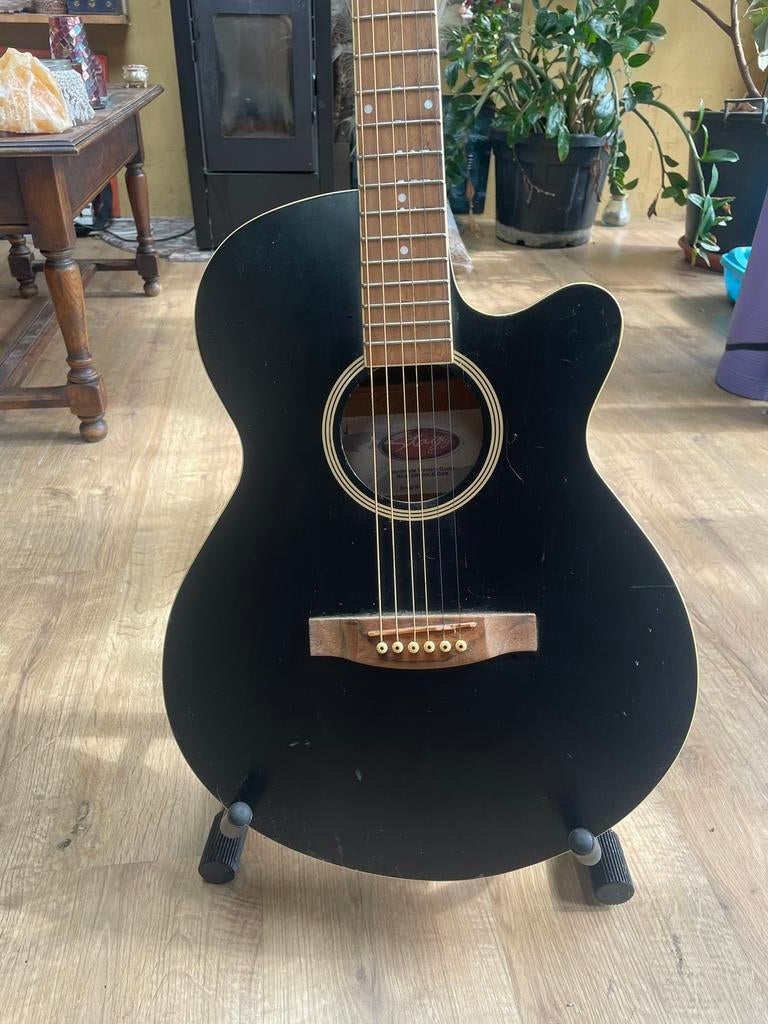 Stagg akoestisch/elektrische gitaar met statief, Muziek en Instrumenten, Ophalen, Zo goed als nieuw