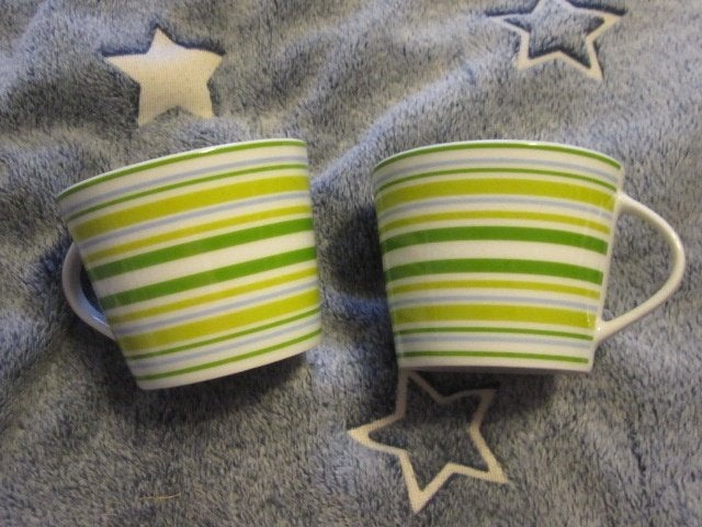 2  groen gestreepte mokken - tassen, Maison & Meubles, Enlèvement ou Envoi, Comme neuf, Autres styles, Mug