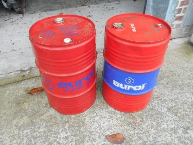 2 nouveaux bidons métalliques de 50 l d'huile, Enlèvement, Neuf