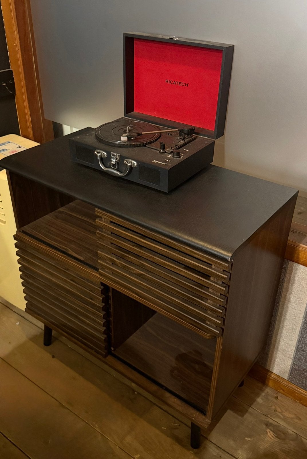 meuble vintage en bois avec portes coulissantes à lamelles, Ophalen, Zo goed als nieuw, Hout, Vintage