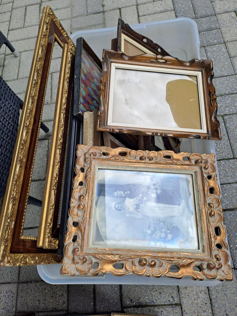 Te koop groot lot kaders, Ophalen