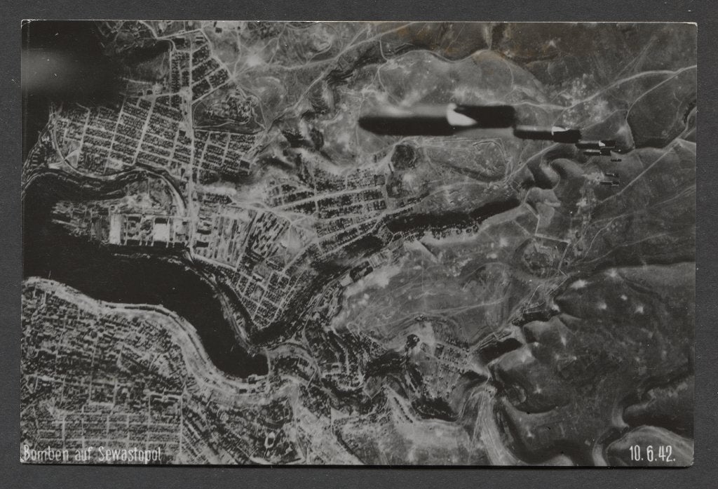 WOII foto: bommen op Sewastopol 10-6-1942 vanuit bommenwerpe, Verzenden, Luchtmacht, Foto of Poster