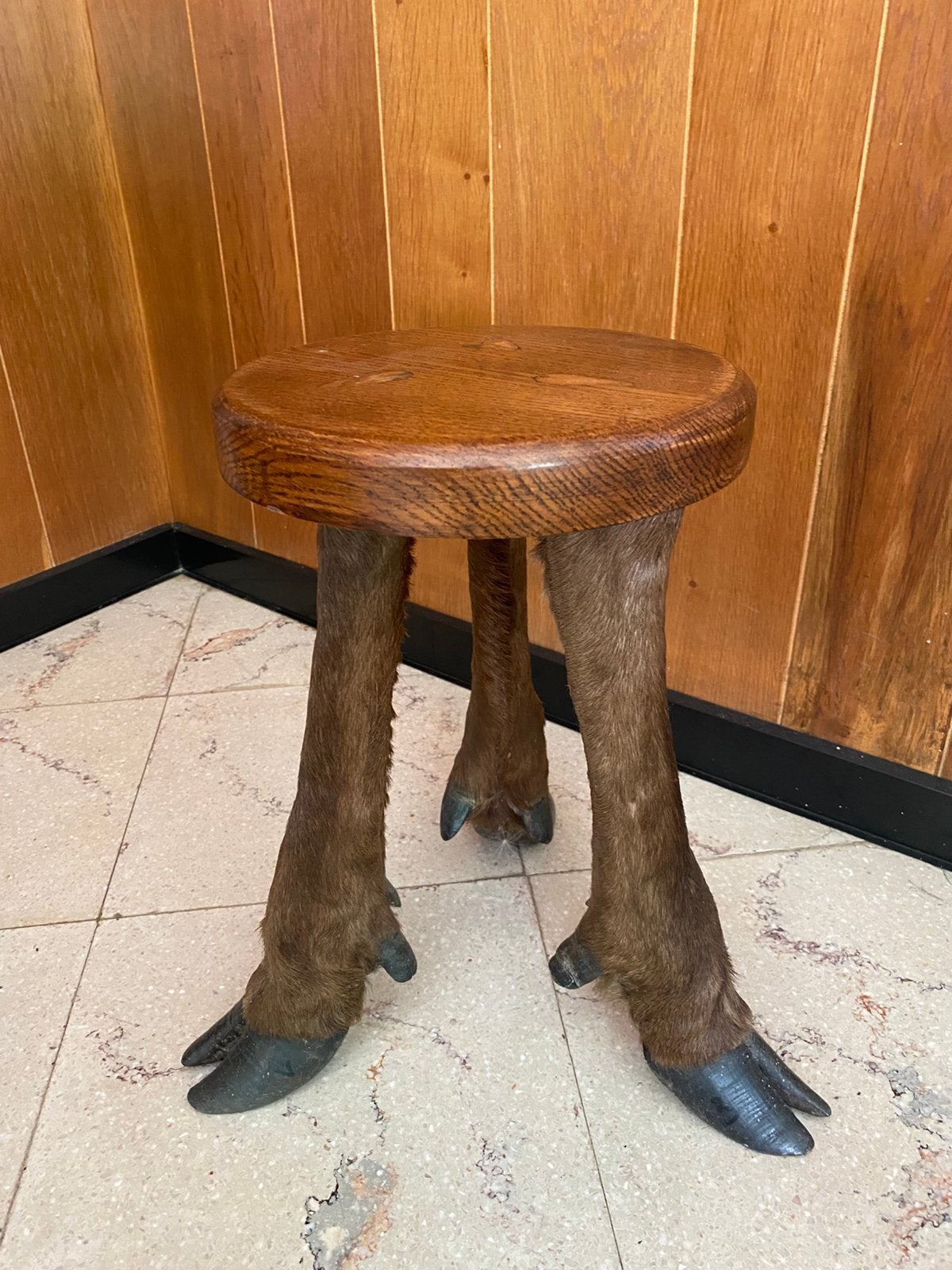 Tafel kruk met hertenpoten, Ophalen