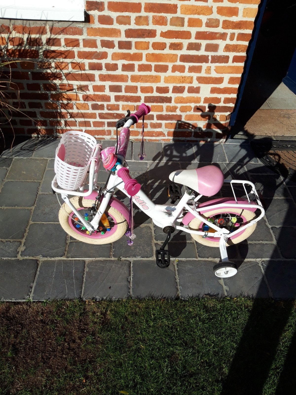 roze/wit 12 inch fietsje met zieltjes en mandje, Ophalen, Terugtraprem, Zijwieltjes, Minder dan 16 inch