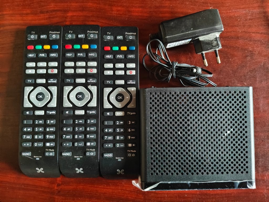 Proximus TV Box V5 Compact + 3 Télécommandes + Adaptateur, Enlèvement ou Envoi, Comme neuf, Décodeur