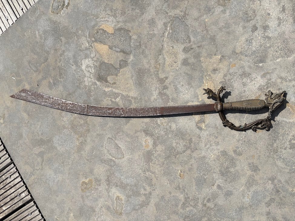 Zwaard met draken handvat, Enlèvement