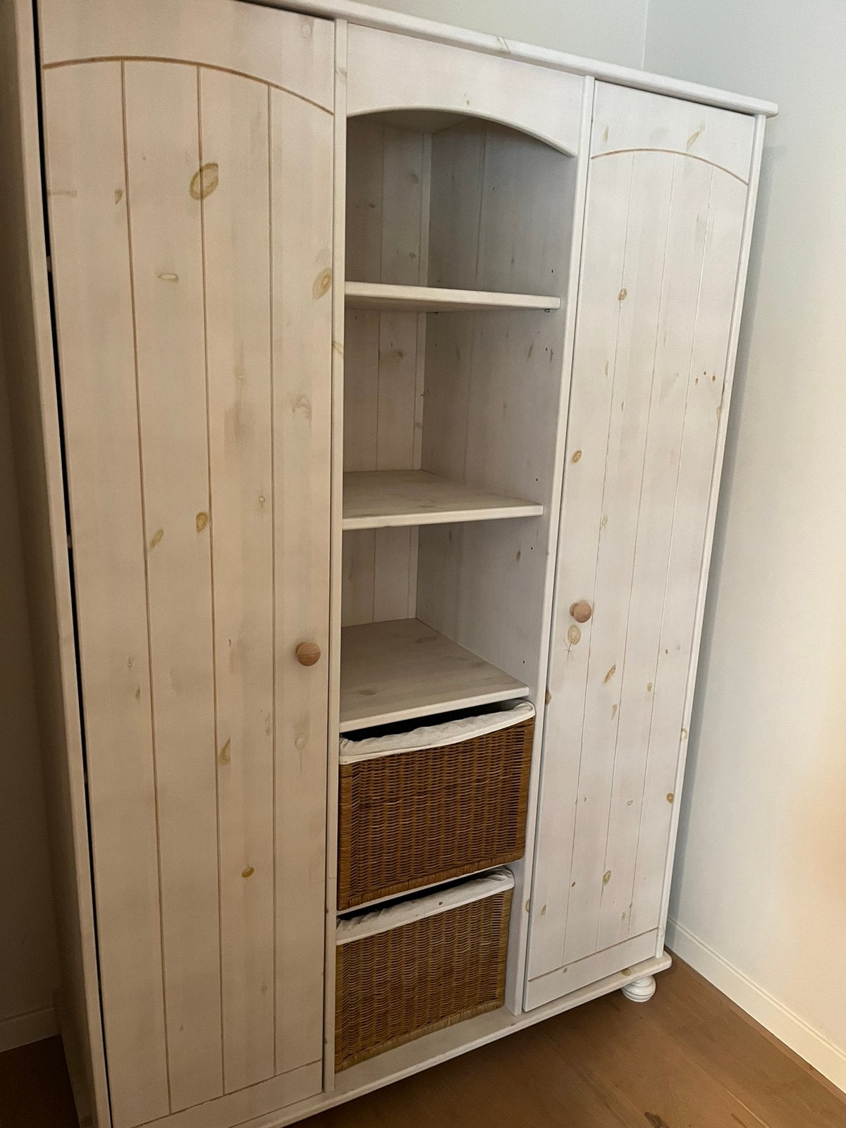 Kleerkast en commode in grenenhout en bed, 25 à 50 cm, Comme neuf, Avec porte(s), Pin