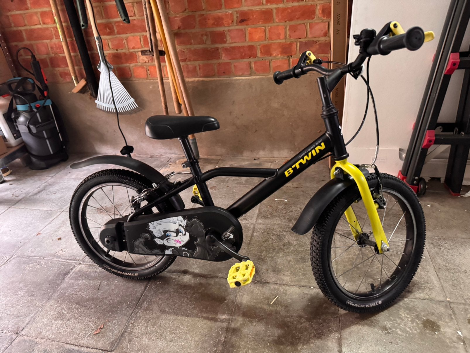 B’Twin Dark Hero 500 kinderfiets 16” – goede staat, Fietsen en Brommers, Fietsen | Kinderfietsjes, Ophalen, Zo goed als nieuw