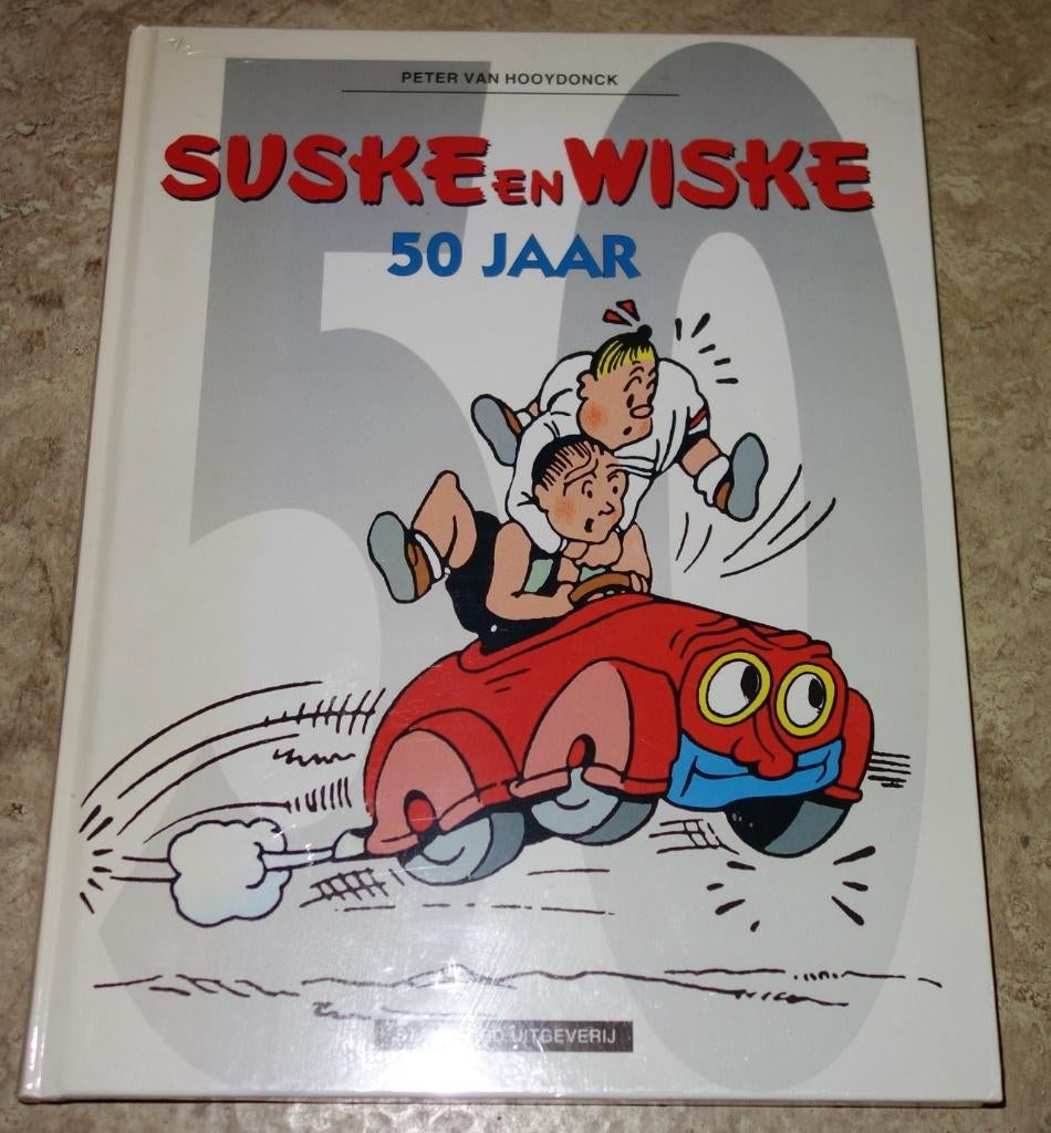 50 Jaar Suske en Wiske - Peter Van Hooydonck., Boeken, Willy Vandersteen, Eén stripboek, Ophalen of Verzenden, Zo goed als nieuw