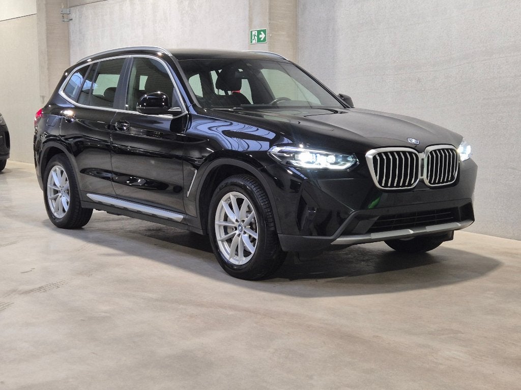 BMW X3 xDrive30e PHEV 292Pk Facelift Navi, Camera 360, 2023, Auto's, Automaat, 4 cilinders, Verwarmde buitenspiegels, Zwart