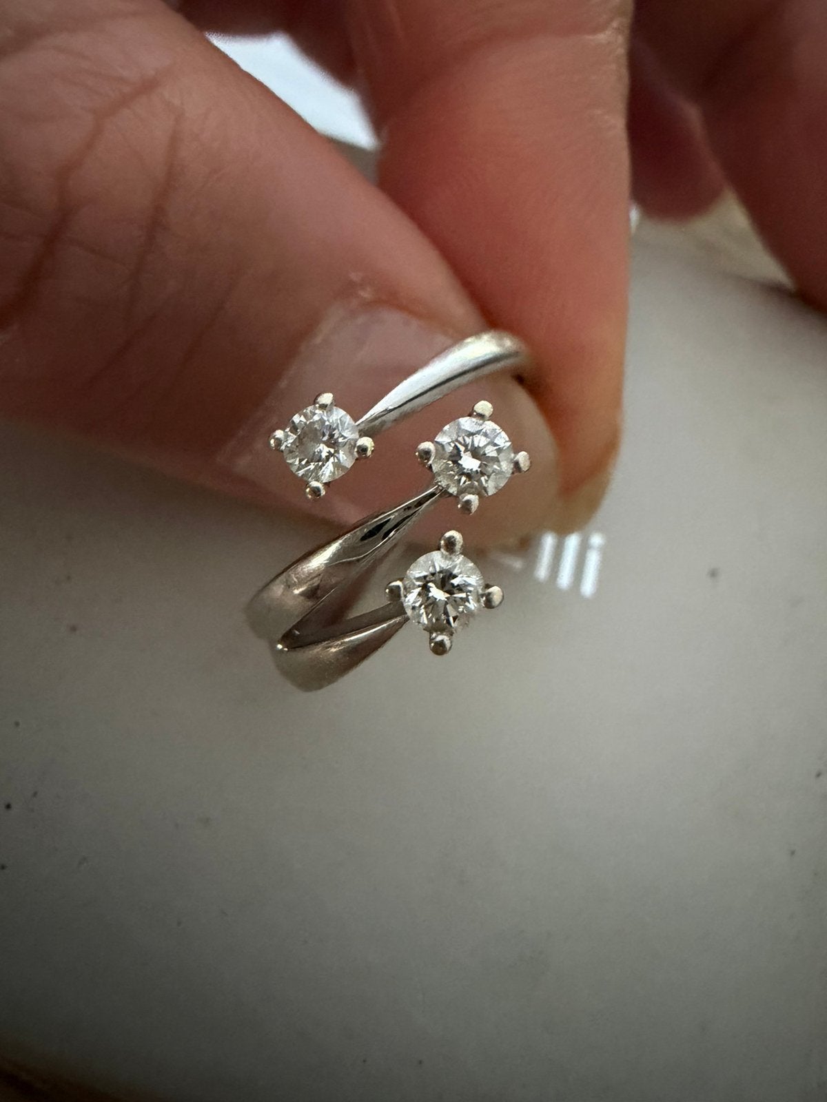Bague en or blanc 18 carats ornée de 3 diamants, Bijoux, Sacs & Beauté, Enlèvement ou Envoi, Comme neuf