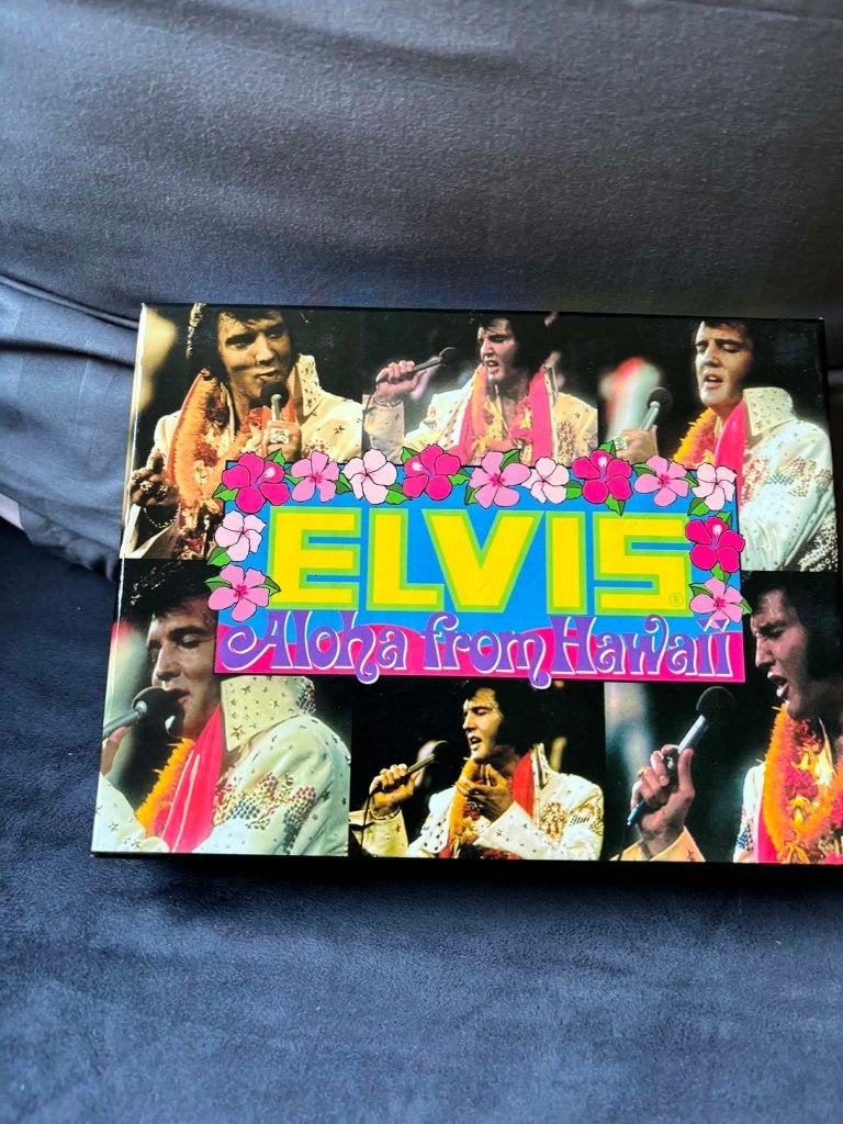 Elvis Aloha from Hawaii, mooi luxedoosje met 5 mooie pins, Ophalen of Verzenden, Nieuw, Overige typen