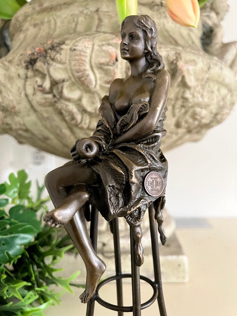 Bronzen beeld vrouw op stoel met appel in haar hand, Collections, Statues & Figurines, Envoi, Neuf, Humain