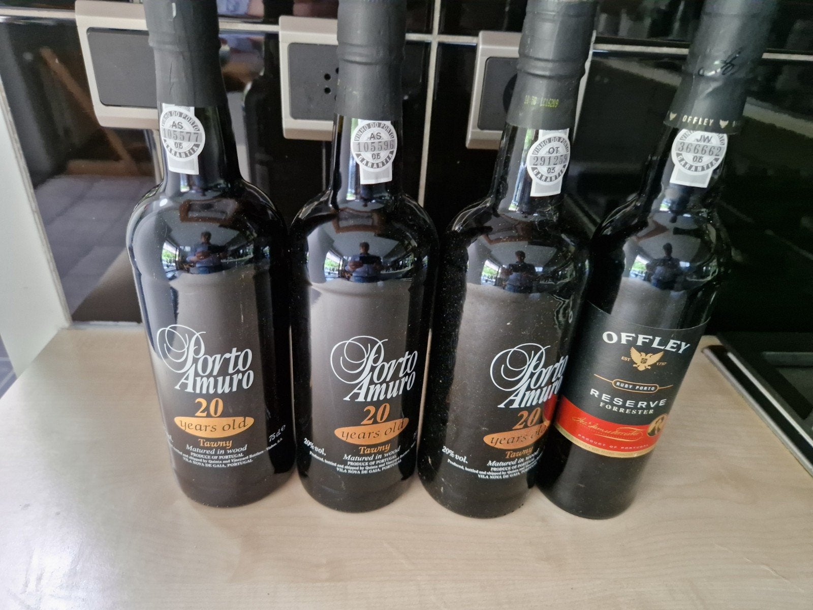 3 flessen porto tawny 20 j + 1 fles jonger gratis, Ophalen