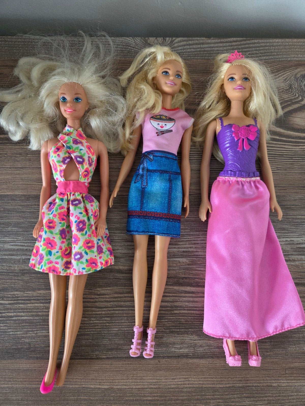 Diverse Barbie poppen met kledij, Enlèvement, Comme neuf, Barbie