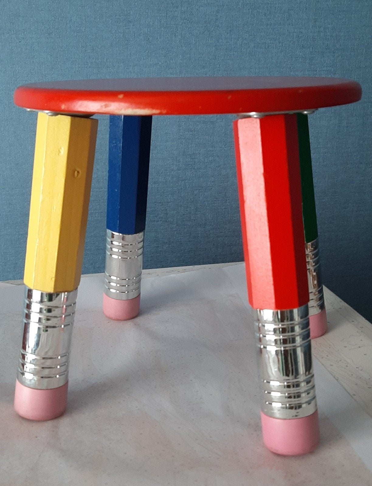 Leuk kinderkrukje met potloodvormige poten, Ophalen