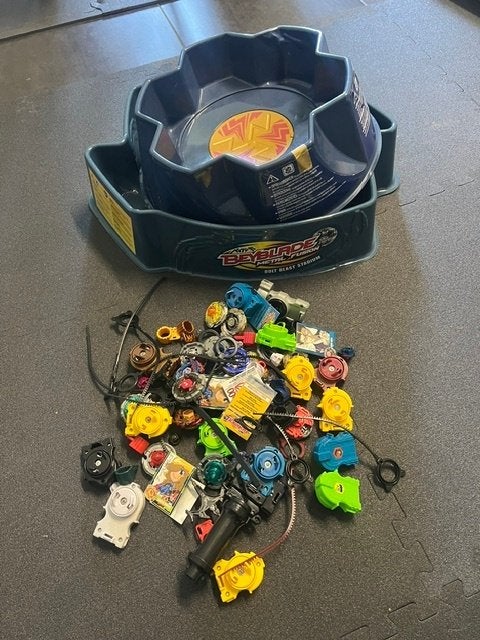Diverse beyblades + 2 arenas, Verzamelen, Ophalen, Gebruikt