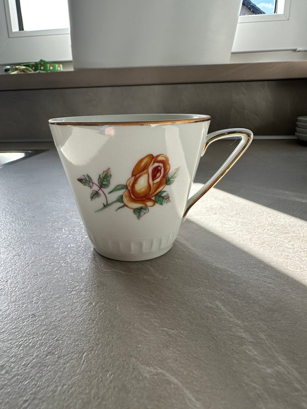 Tasse vintage en porcelaine Wawel, Rose orange et bord doré, Antiquités & Art, Enlèvement ou Envoi
