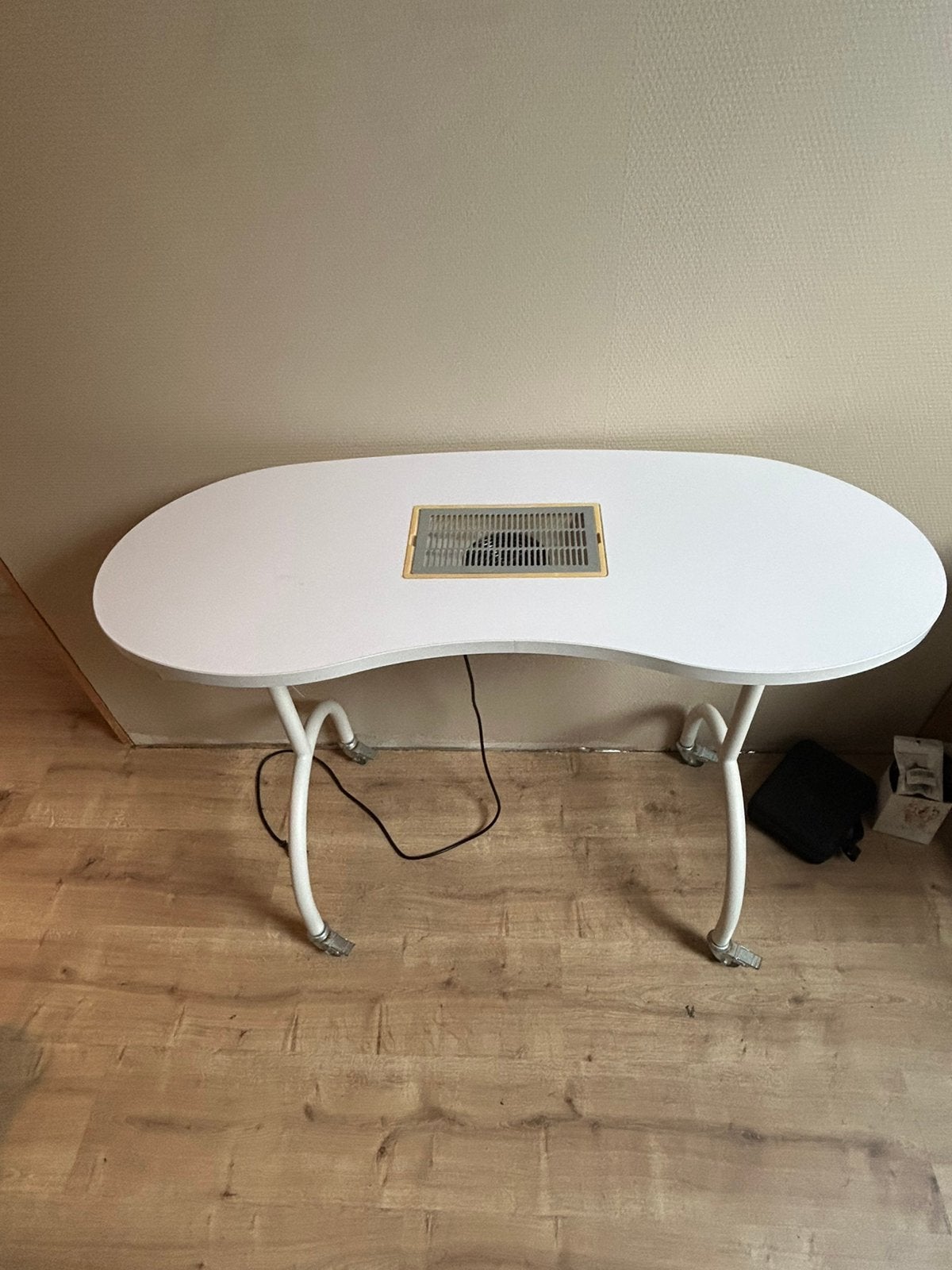 Table manucure +tabouret, Enlèvement, Comme neuf