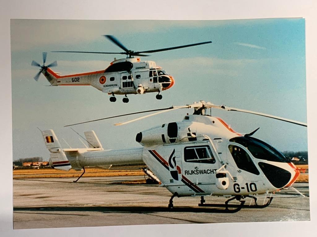 Foto Rijkswacht Puma & McDonnell Douglas helikopters Kodak, Verzamelen, Militaria | Algemeen, Verzenden, Rijkswacht, Foto of Poster
