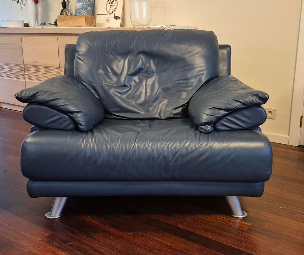 Blauwe leren fauteuil en voetenbank, Huis en Inrichting, Leer