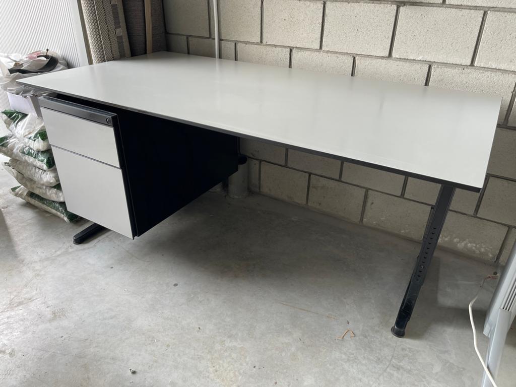 Zeer nette, splinternieuw zwart wit bureau met ladeblok,slot, Ophalen, Zo goed als nieuw, Wit, Schoolbureau