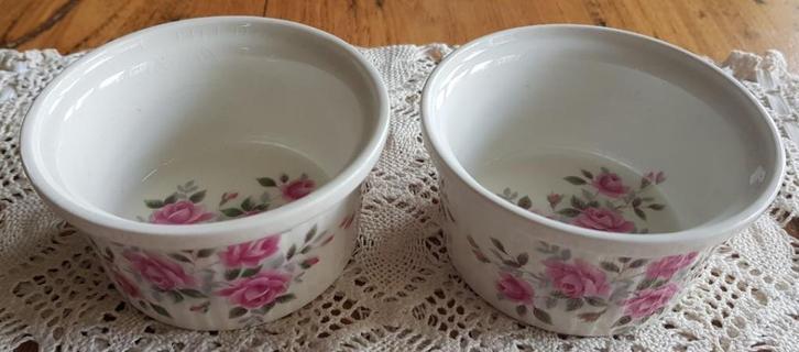 2 Wedgwood  ( oven) schaaltjes met roze roosjes, Maison & Meubles, Cuisine | Vaisselle, Utilisé, Autres types, Wedgwood, Porcelaine
