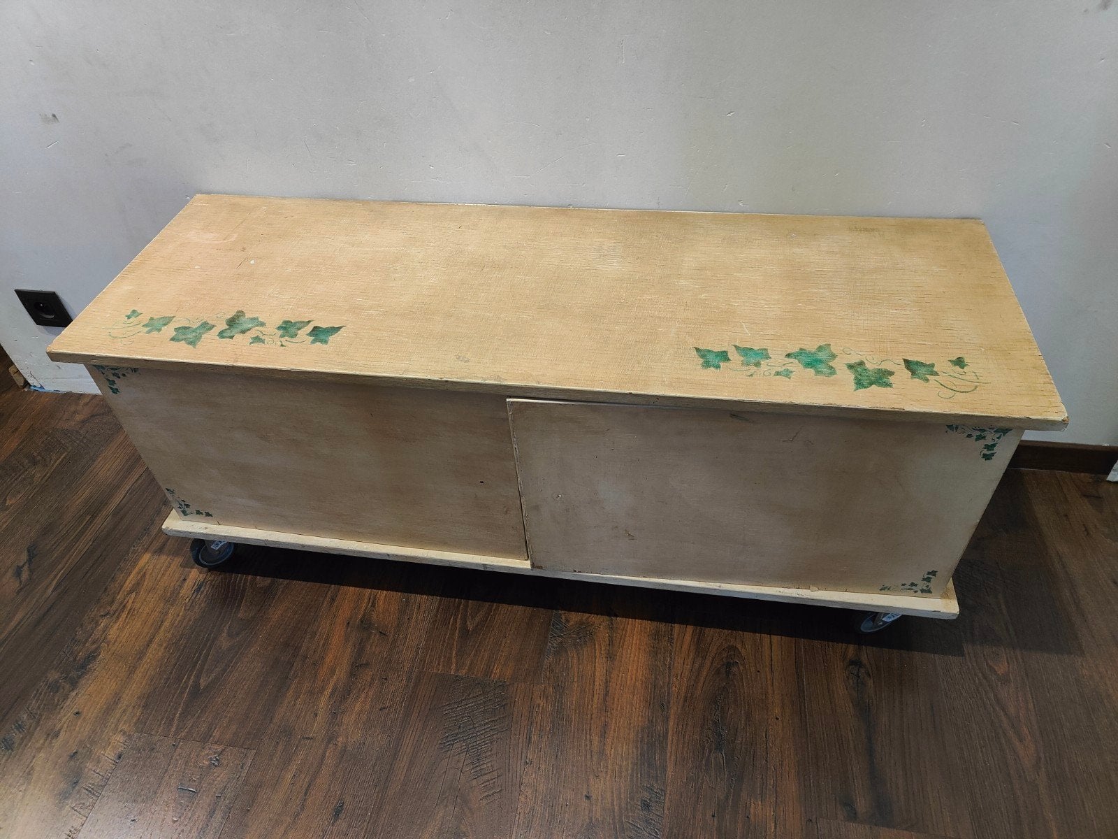 laag kastje/bankje met wieltjes, Ophalen, Minder dan 50 cm, Gebruikt, 100 tot 150 cm