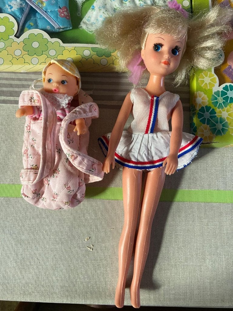fleur popje en baby fleur + 2 doosjes kleding type barbie, Kinderen en Baby's, Ophalen of Verzenden, Barbie
