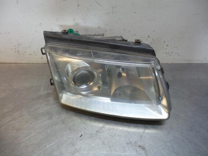 Phare droit d'un Volkswagen Passat (Passat 96-), Volkswagen, -, Utilisé, -