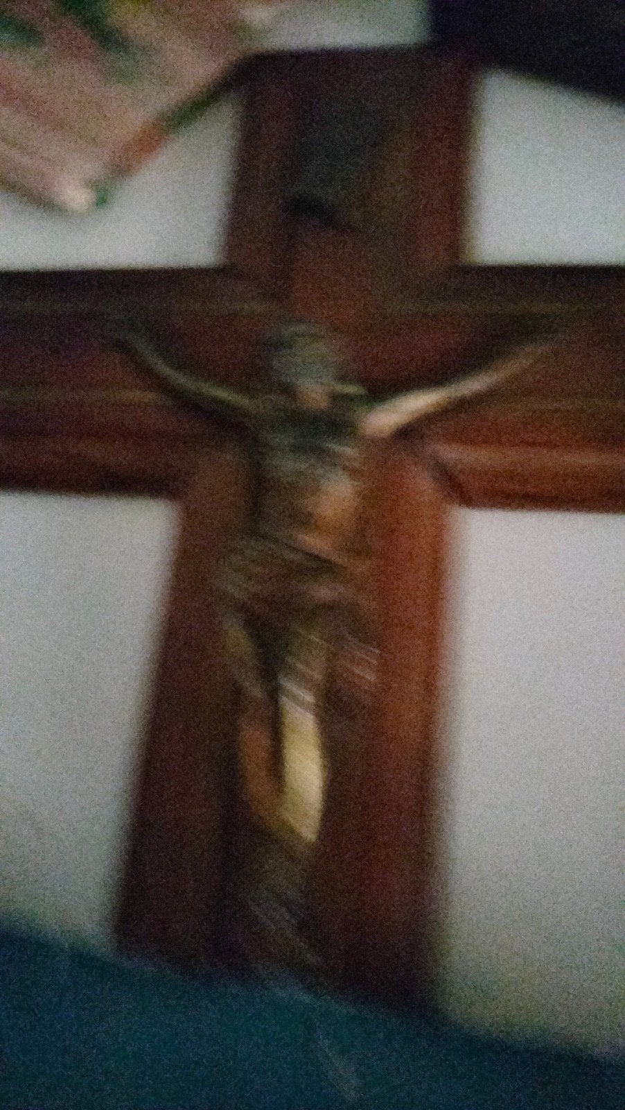 Plusieurs crucifix et nombreux missels, Enlèvement
