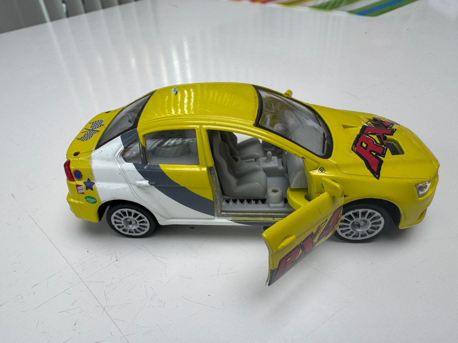 Grote miniatuur auto - geel, Ophalen, Zo goed als nieuw
