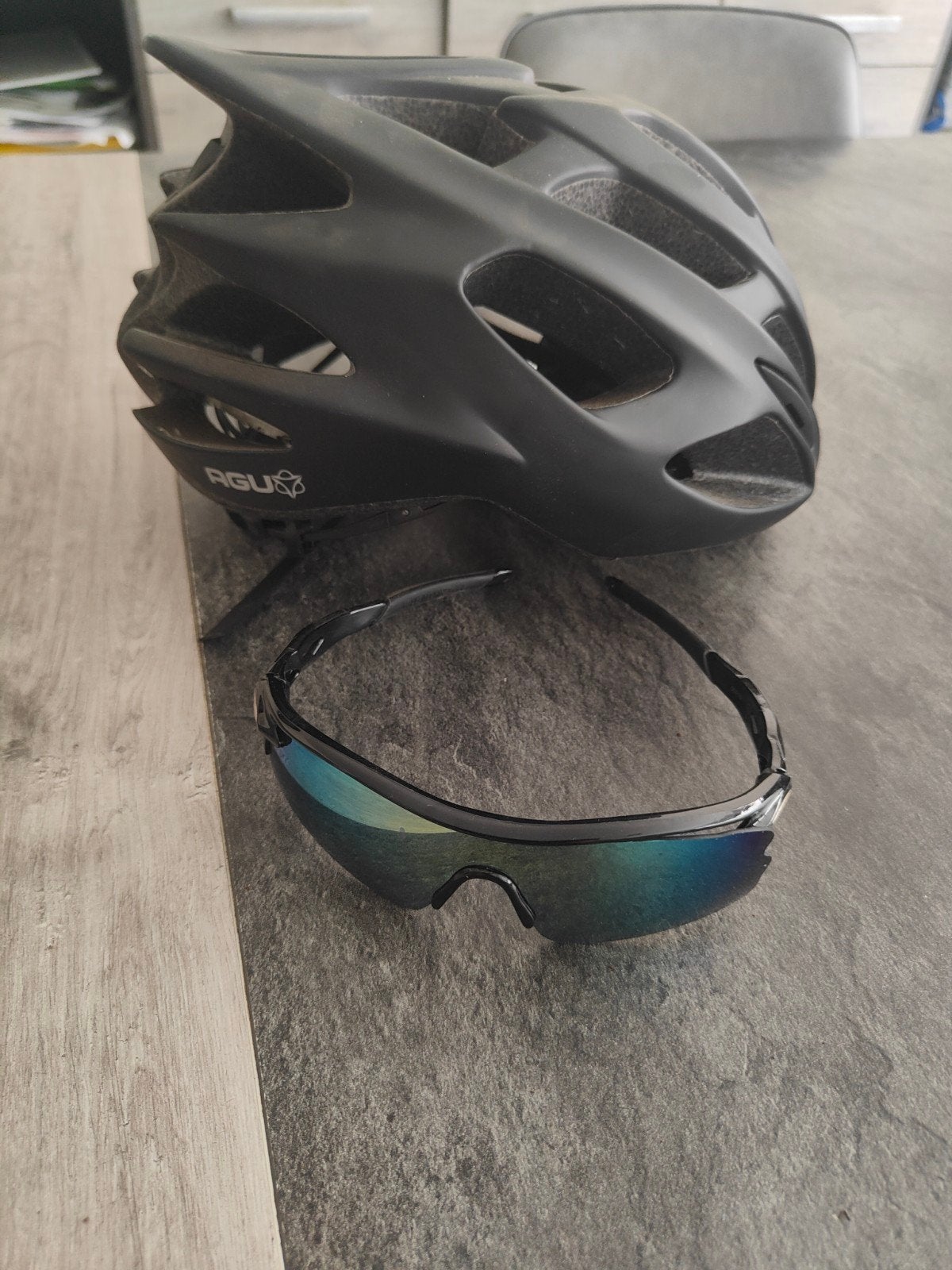 AGU fietshelm (L/XL) en zonnebril, Ophalen