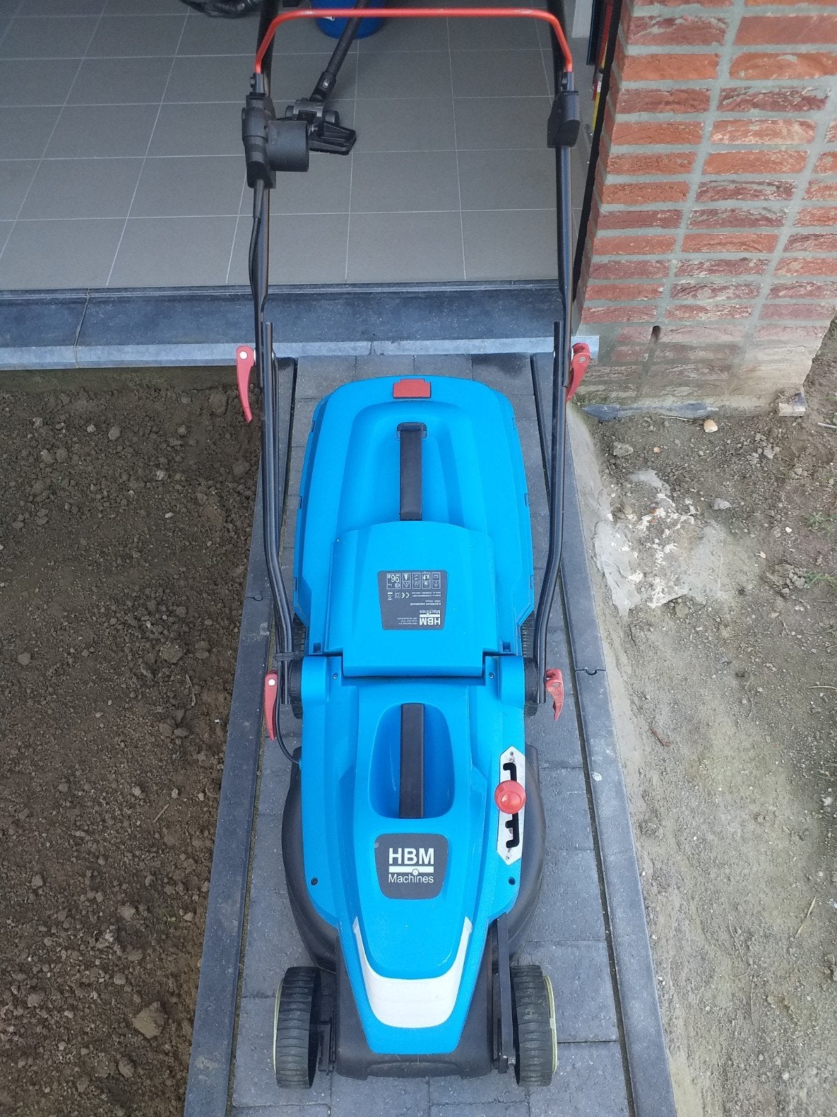 Een elektrische grasmachine in hoogte verstelbaar en werkt, Tuin en Terras, Ophalen